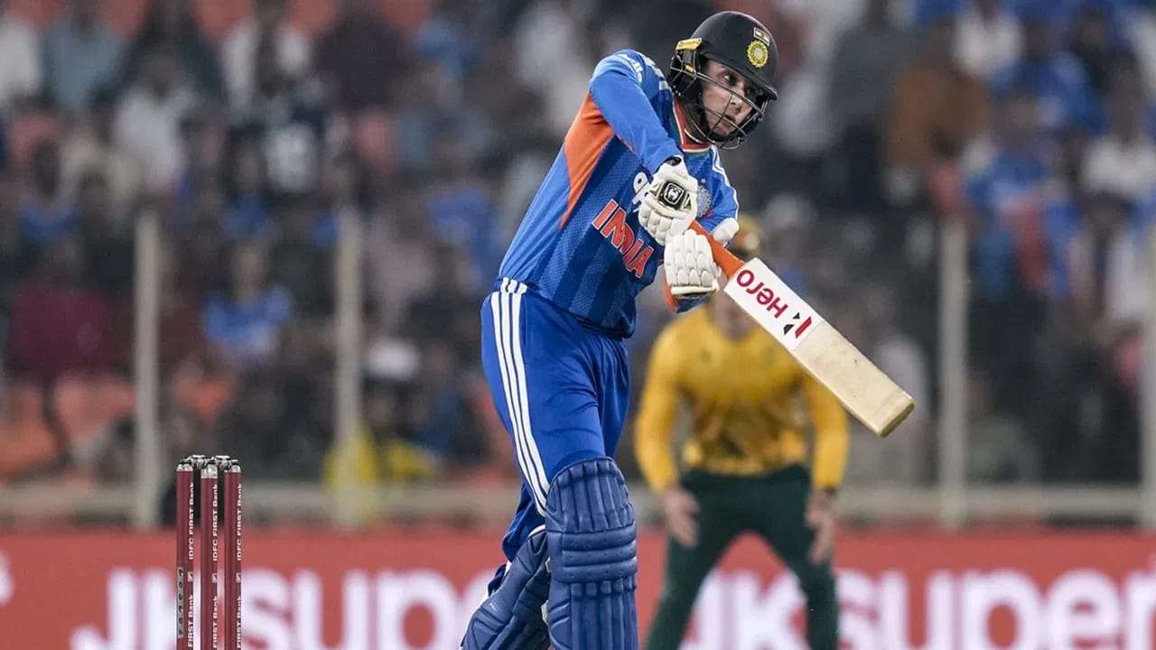 टीम इंडियासाठी आणि क्रिकेट विश्वासाठी 2025 हे वर्ष खास ठरलं. क्रिकेट चाहत्यांना टेस्ट वनडे, आणि टी 20 या तिन्ही फॉर्मेटमध्ये अनेक थरारक सामने पाहायला मिळाले. अनेक फलंदाजांनी या वर्षात अनेक विक्रम केले. या निमित्ताने 2025 वर्षात कसोटी, वनडे आणि टी 20i या तिन्ही फॉर्मेटमध्ये सर्वाधिक षटकार लगावणाऱ्या फलंदाजांबाबत आपण सविस्तर जाणून घेऊयात. (Photo Credit : PTI)