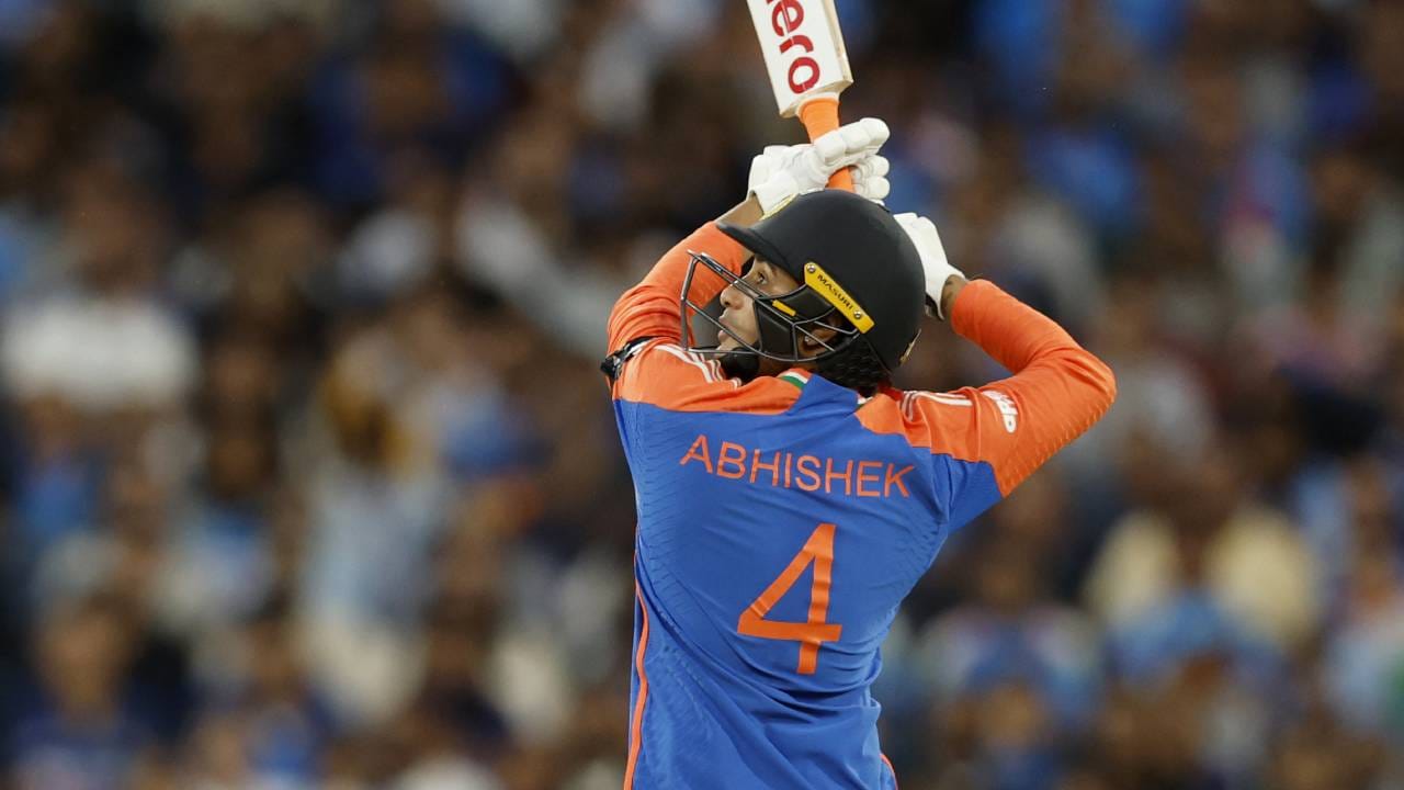 भारताचा माजी कर्णधार विराट कोहलीने 2016 मध्ये खेळलेल्या 31 टी20 सामन्यांमध्ये 1614 धावा करून हा विक्रम केला होता. या कॅलेंडर वर्षात अभिषेक शर्माने खेळलेल्या 39 टी20 सामन्यांमध्ये 1533 धावा केल्या आहेत. (फोटो- BCCI Twitter)