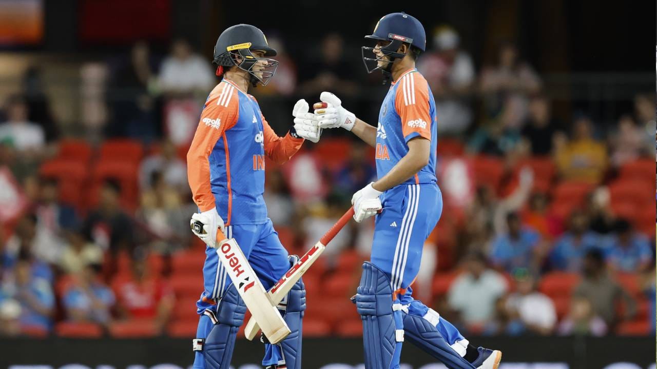 अभिषेकने तिसऱ्या टी20 सामन्यात 87 धावांची खेळी केली तर विराट कोहलीने नऊ वर्षांपूर्वी केलेला विक्रम मोडेल. अभिषेक शर्माला एका कॅलेंडर वर्षात आंतरराष्ट्रीय टी20 क्रिकेटमध्ये सर्वाधिक धावा करणारा भारतीय फलंदाज होण्याचा विक्रम करण्याची संधी आहे. त्याच्या तीन टी20 सामने आहेत. पण तिसऱ्या सामन्यात मोडणार का? याकडे लक्ष लागून आहे. (फोटो- BCCI Twitter)