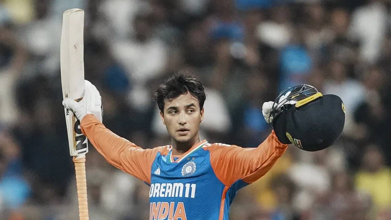 भारत आणि दक्षिण अफ्रिका यांच्यात पाच सामन्यांची टी20 मालिका होत आहे. या मालिकेत अभिषेक शर्माकडे नंबर 1 होण्याची संधी आहे. अभिषेक शर्माचा फॉर्म पाहता त्यासाठी हे गोष्ट सोपी आहे असं क्रीडाप्रेमींचं म्हणणं आहे.  (फोटो- PTI) 