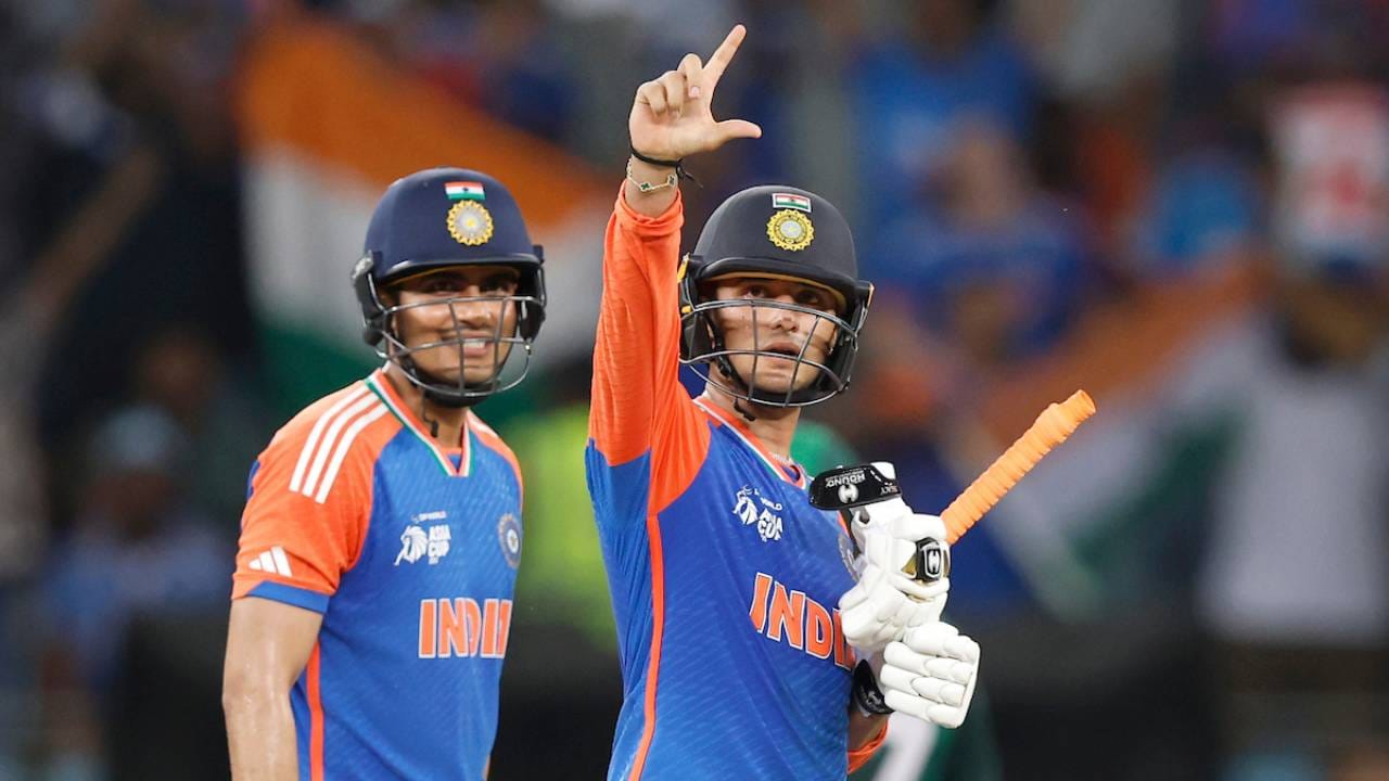 भारतीय फलंदाज अभिषेक शर्मा या वर्षी पाकिस्तानमध्ये गुगलवर नंबर 1 ट्रेंडिंग खेळाडू ठरला आहे. अभिषेक शर्माने बाबर आझम, शाहीन शाह आफ्रिदी आणि मोहम्मद रिझवान यांसारख्या पाकिस्तानी खेळाडूंना मागे टाकत पाकिस्तानमध्ये खळबळ उडवून दिली आहे. (फोटो- ACC)