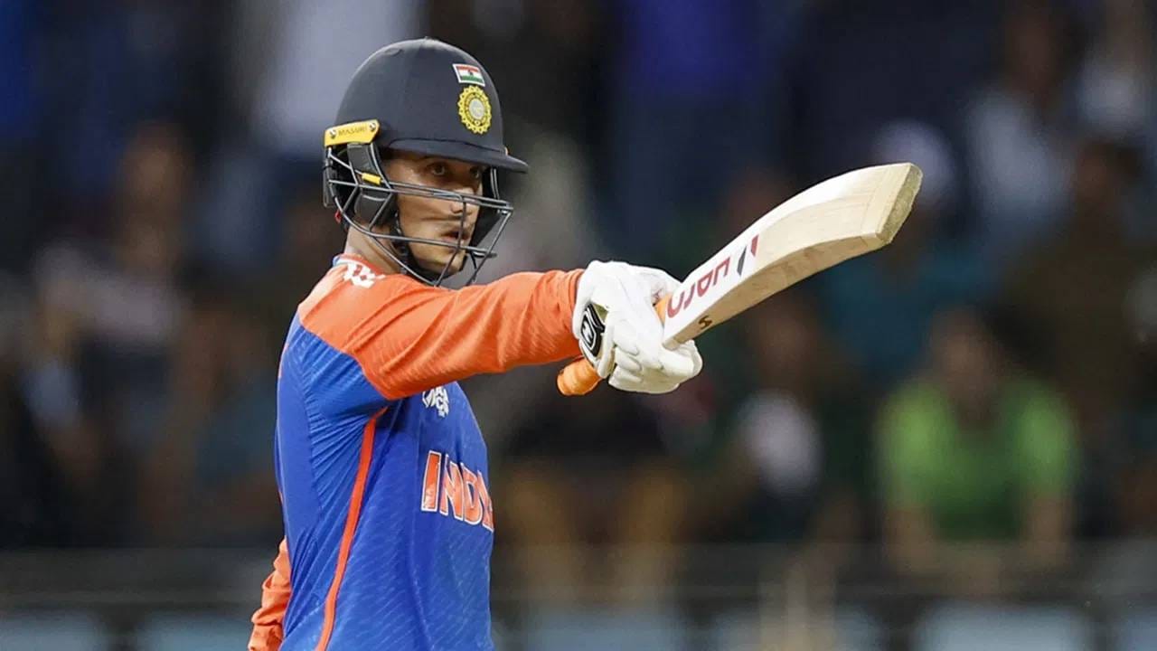 अभिषेक शर्मा गेल्या वर्षापासून क्रिकेट जगतात धुमाकूळ घालत आहे. या वर्षीही आक्रमक खेळी करत विक्रम मोडत आहे. सर्वात कमी चेंडूत 1000 टी20 आंतरराष्ट्रीय धावा करण्याचा विक्रम आधीच प्रस्थापित केला आहे. आता अभिषेकच्या रडारवर विराट कोहलीचा विक्रम आहे. (Photo- PTI)