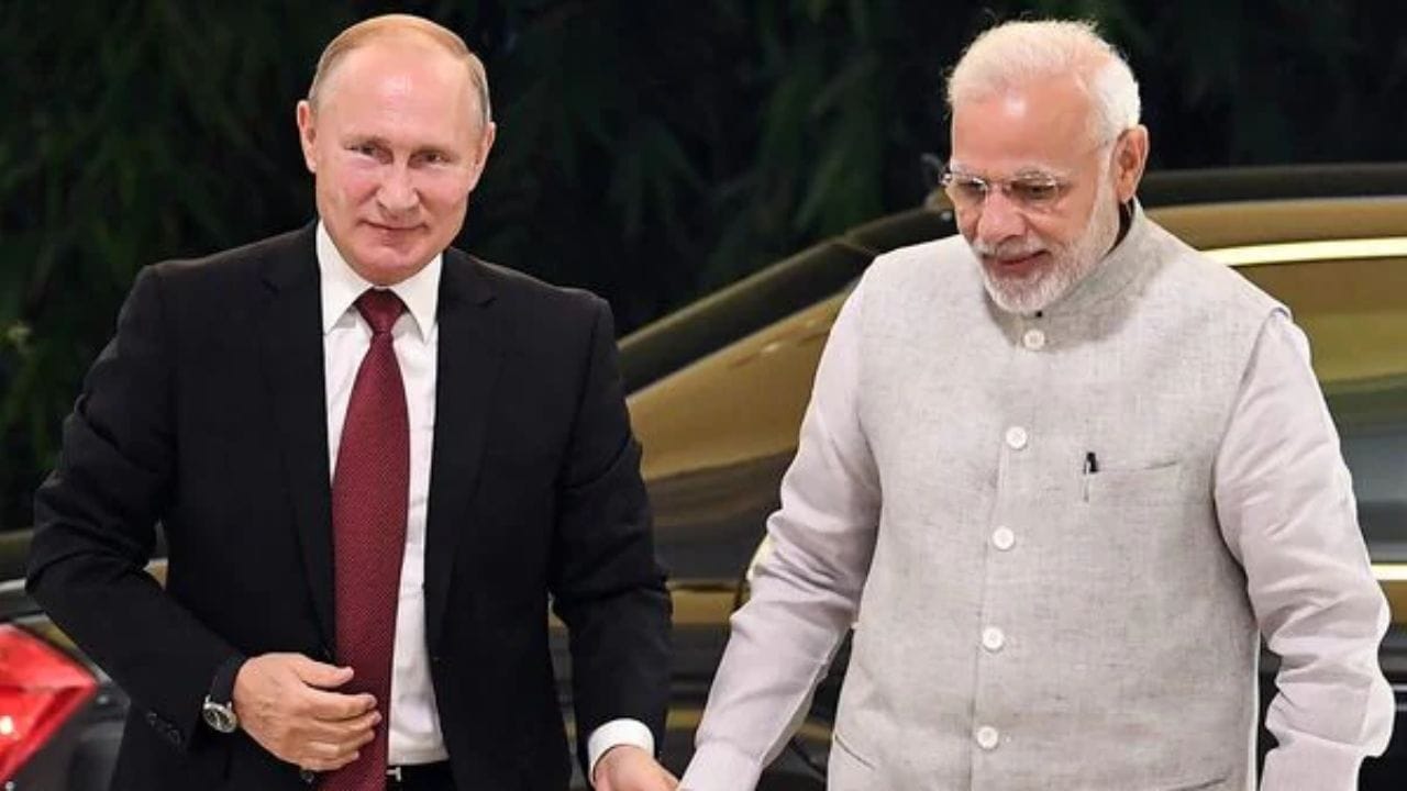 नवी दिल्लीत व्लादिमिर पुतिन यांचे ग्रँड वेलकम, पंतप्रधान मोदी यांनी आलिंगन देत केले जोरदार स्वागत