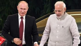 व्लादिमिर पुतिन यांचे भारतात आगमन, मोदी यांनी आलिंगन देत केले स्वागत