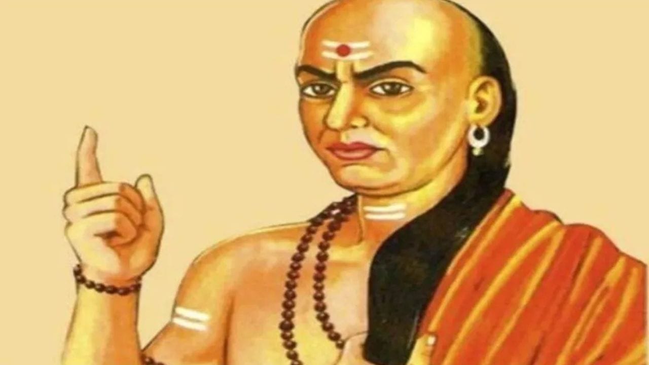 नकारात्मक लोक - आचार्य चाणक्य यांच्या मते नकारात्मक विचार करणाऱ्या लोकांना दूर ठेवावे. या लोकांना प्रत्येक बाबी वाईटच दिसत असते. या लोकांना छोट्या - छोट्या बाबींची तक्रार करतात.चाणक्यांच्या मते असे लोक तुमचा वेळ वाया घालवतात. काही काळानंतर तुम्ही यांच्या निगेटिव्हीचे शिकार होता. त्यांच्यासोबत जास्त वेळ घालवल्याने तुम्हाला थकायला होते.