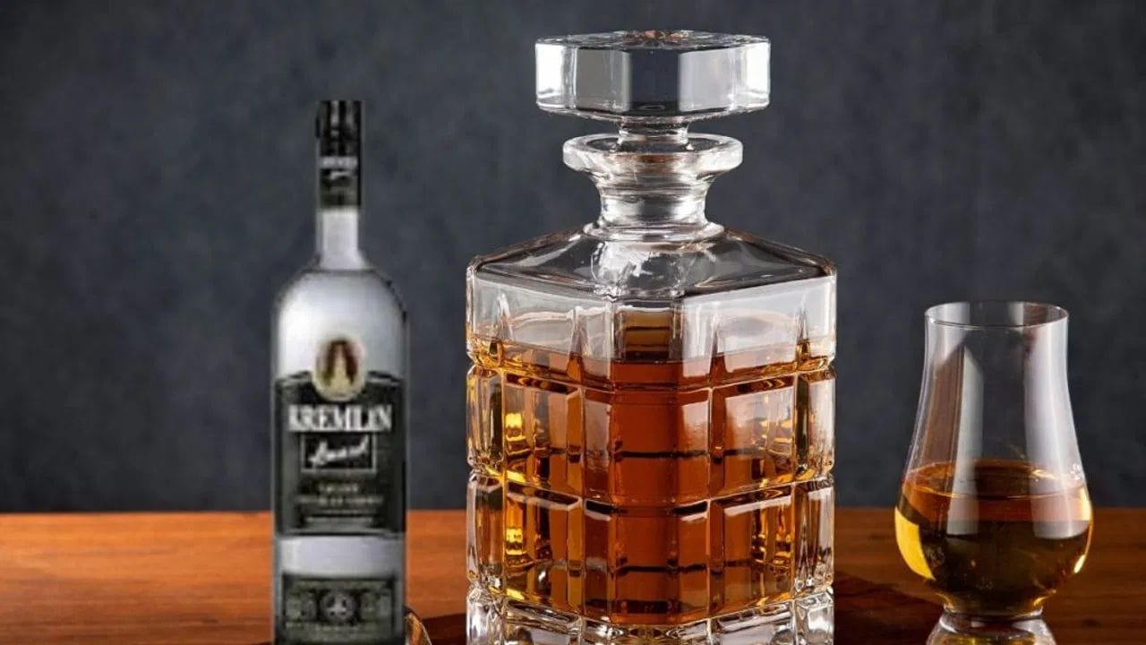  Kremlin Award हीला मूळात रशियाच्या अधिकृत बँक्वेट्स आणि क्रेमलिन समारंभासाी तयार केले होते. याचा वारसा त्याला रॉयल आणि प्रीमीयम ओळख देत असतो. निवडलेले अन्न, कोल्ड फिल्ट्रेशन आणि अनेक वेळा केलेली टेस्टींग यास खूप स्वच्छ आणि बॅलन्स स्वाद देतो. गोल्ड -टच पॅकेजिंग हीला लक्झरी फिल वाढवतो. 