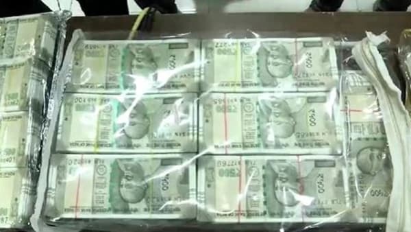 नोटांची मशीन घरातच टाकली, येऊ लागल्या पाचशेच्या करकरीत नोटा,पोलीसही हडबडले