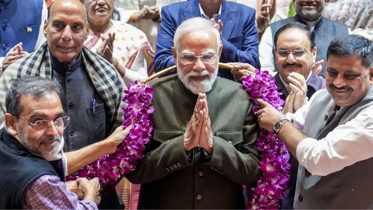 नियम - कायदे लोकांना अडचणीचे ठरु नयेत, एनडीएच्या संसदीय बैठकीत पंतप्रधान मोदी यांचे मार्गदर्शन नियम - कायदे लोकांना अडचणीचे ठरु नयेत, एनडीएच्या संसदीय बैठकीत पंतप्रधान मोदी यांचे मार्गदर्शन