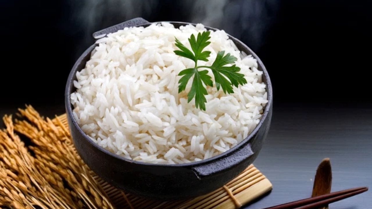 पांढरा भात : भात हा भारतीय जेवणात महत्वाचा पदार्थ आहे. परंतू हा पदार्थ संपूर्णपणे रिफाईंड कार्बोहायड्रेट आहे. याचा ग्लायसेमिक इंडेक्स देखील खूप जास्त असते. म्हणजे भाताने ग्लुकोज तयार होऊन थेट ब्लड शुगर वाढते. रोज जास्त प्रमाणात पांढरा भात खाल्याने वजन वाढते. आणि शुगर कंट्रोल बिघडते. त्यामुळे टाईप - 2 डायबिटीजचा धोका वाढतो. 