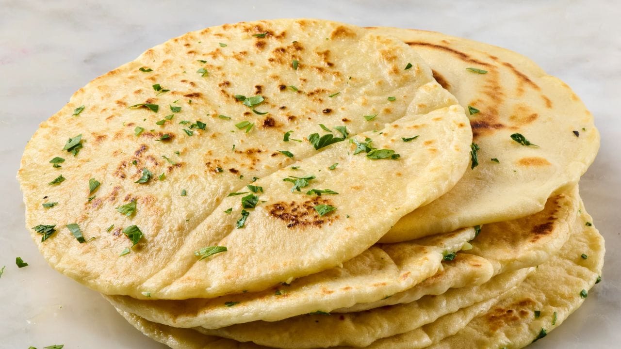  सफेद ब्रेड आणि मैदा असणारे वस्तू : मैद्याच्या वस्तू, उदा. व्हाईट ब्रेड बन, कुकीज, नानने खूप जास्त साखर तयार होते. मैद्यात फायबर नसते. त्यामुळे ही ब्लड शुगर वाढते. वारंवार हाय ग्लायसेमिक इंडेक्स फूड खाल्ल्याने शरीरातील ब्लड शुगरला नियंत्रित करण्यास जास्त मेहनत करावी लागते. त्यामुळे हळूहळू डायबिटीजचा धोका वाढत जातो. 