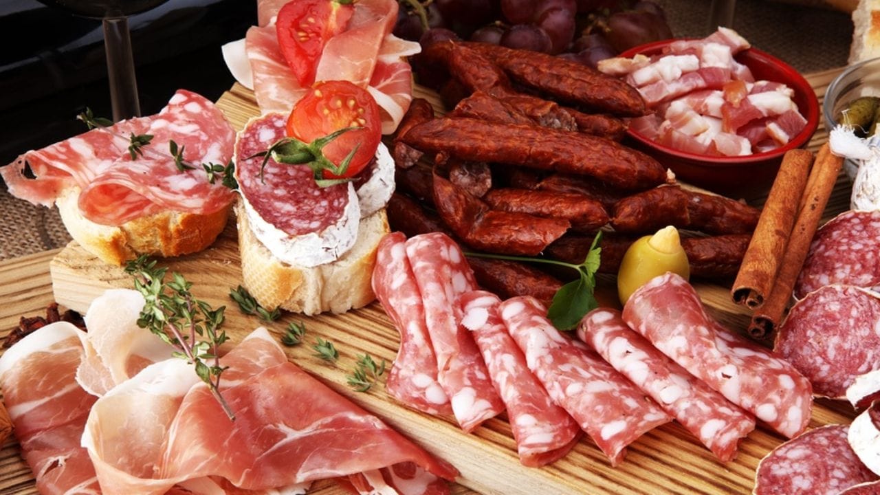 प्रोसेस्ड मीट : सॉसेज, बेकन, सलामी सारखे प्रोसेस्ड मीट मध्ये सोडियम आणि नायट्रेट्स जास्त असते. हे केवळ हार्टसाठीच खराब असते असे नव्हे तर संशोधनानुसार याचा डायबिटीसशी थेट संबंध आहेत. प्रोसेस्ड मीट शरीरातील सूज वाढवते. आणि मेटाबॉलिझ्मला स्लो करते. ज्यामुळे ब्लड शुगर नियंत्रण राखणे कठीण होते. 