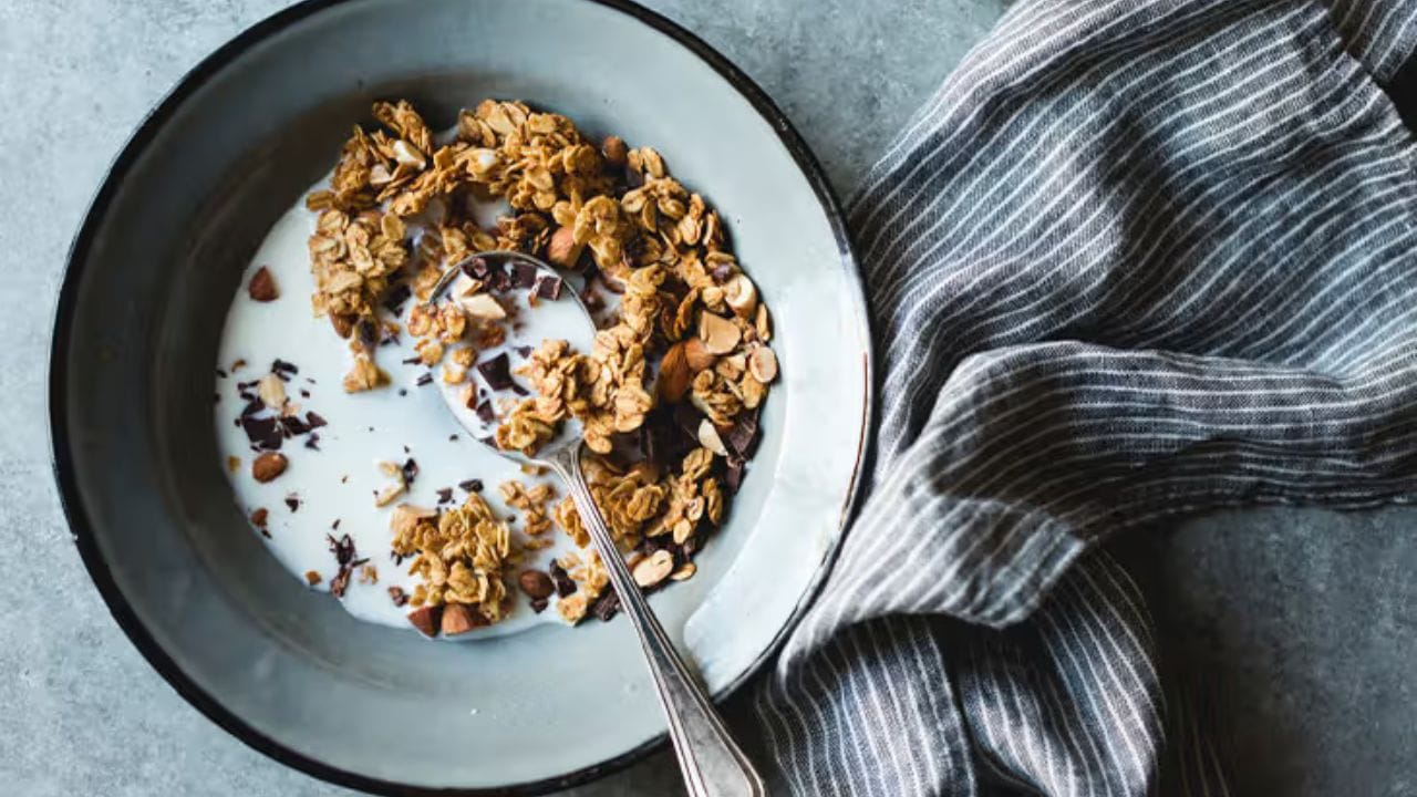  ग्रेनोला आणि हेल्दी सीरियल्स: ग्रेनोला आणि नाश्त्याचे सीरियल्स हेल्दी म्हणून विकले जातात. मात्र यात साखरेचे प्रमाण मोठे असते. अनेक ग्रेनोला बार,  ओट बार आणि सिरियल्समध्ये एडेड शुगर इतकी असते की एका छोट्या सर्व्हींगने ब्लड शुगरवर जाते. वारंवार शुगर स्पाईक्सने शरीराचे इन्सुलिनवर अवलंबित्व वाढते. त्यामुळे सवय दीर्घकाळाने डायबिटीसचा धोका वाढवते. 