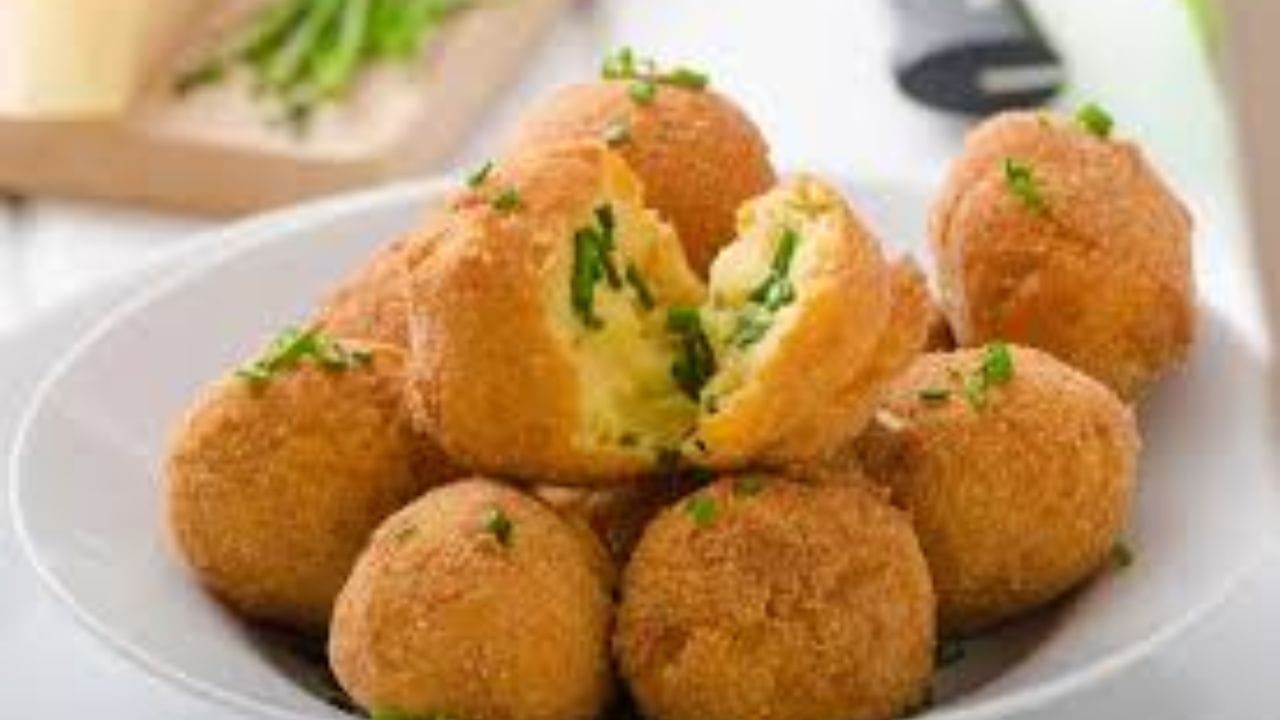 डीप-फ्राईड स्नॅक्स: समोसा, भजी, चिप्स हे आवडते स्नॅक्स आहेत. परंतू सातत्याने तळून तयार केलेल्या हे पदार्थ अनहेल्दी फॅटीने भरलेले असतात. ते हळूहळू शरीरात चरबी साठवतात. त्यामुळे वजन वाढते. त्यामुळे इंसुलिन रेजिस्टेंन्स देखील वाढतो.  आणि हाच टाईप - 2 डायबिटीजचे मोठे कारण असते. ट्रान्स फॅट असलेले पदार्थ ब्लड शुगर वाढवतात.