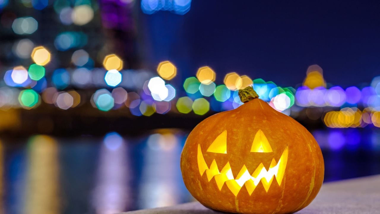 दृष्ट आत्म्यापासून वाचण्यासाठी चीनचे लोक काय हातखंडे आजमावतात, एकेक प्रथा ऐकाल तर चकीत व्हाल दृष्ट आत्म्यापासून वाचण्यासाठी चीनचे लोक काय हातखंडे आजमावतात, एकेक प्रथा ऐकाल तर चकीत व्हाल