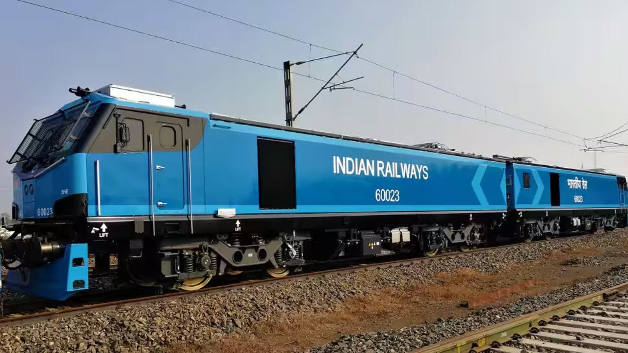Hydrogen Train: देशाच्या पहिल्या हायड्रोजन ट्रेनची वैशिष्ट्ये काय, किती डबे ? सर्व माहिती जाणून घ्या Hydrogen Train: देशाच्या पहिल्या हायड्रोजन ट्रेनची वैशिष्ट्ये काय, किती डबे ? सर्व माहिती जाणून घ्या