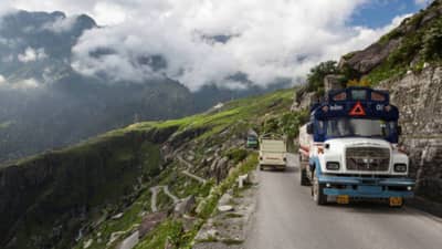 एकहीजण वाचला नाही, सर्वच्या सर्व 22 मजूर ठार, काहींच्या डेडबॉड्या सापडणंही मुश्किल... अख्खा ट्रकच डोंगरावरून कोसळला...