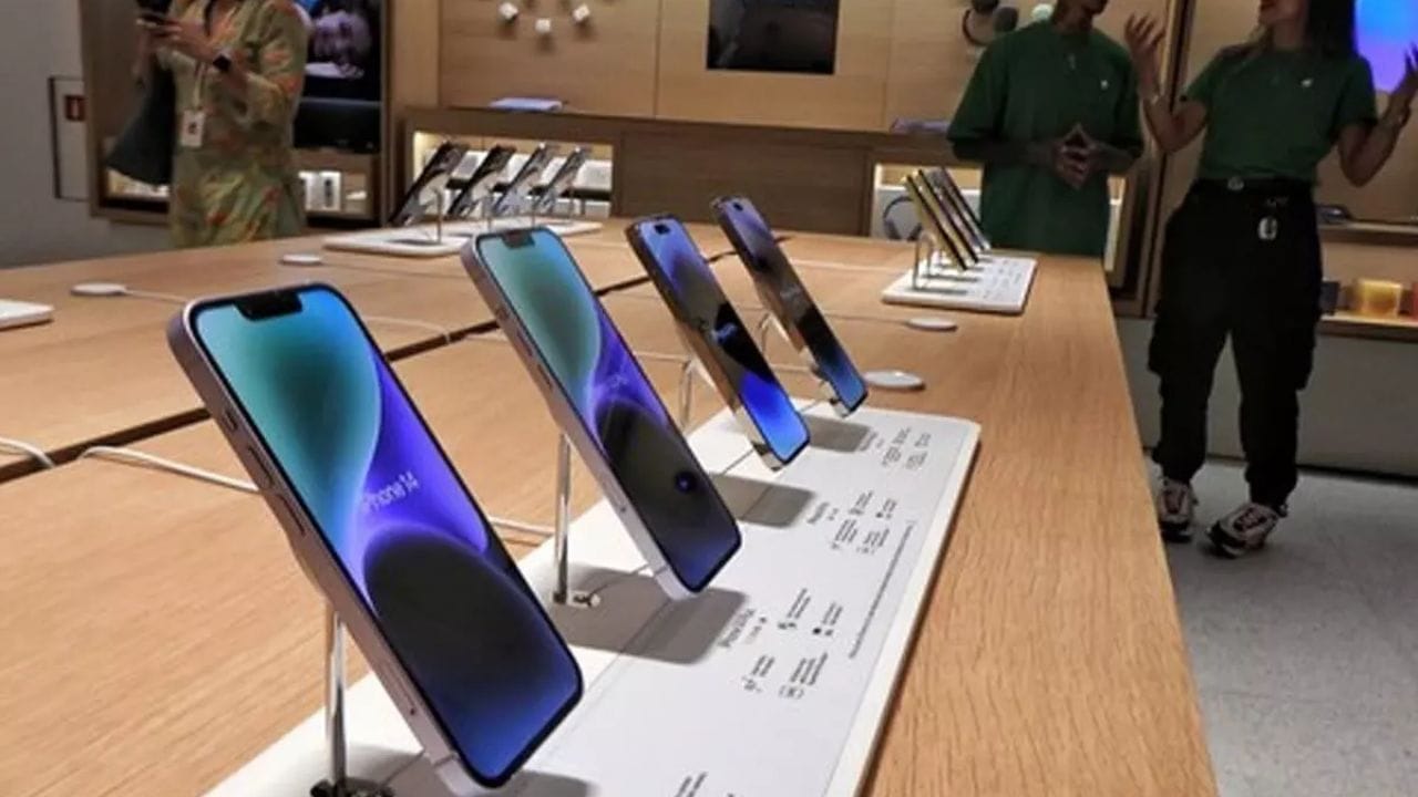 Year Ender 2025: ॲपलपासून ओप्पोपर्यंत ‘या’ कंपन्यांनी 1 लाख रुपयांपेक्षा जास्त किमतीचे फोन केले लाँच, जाणून घ्या लीस्ट