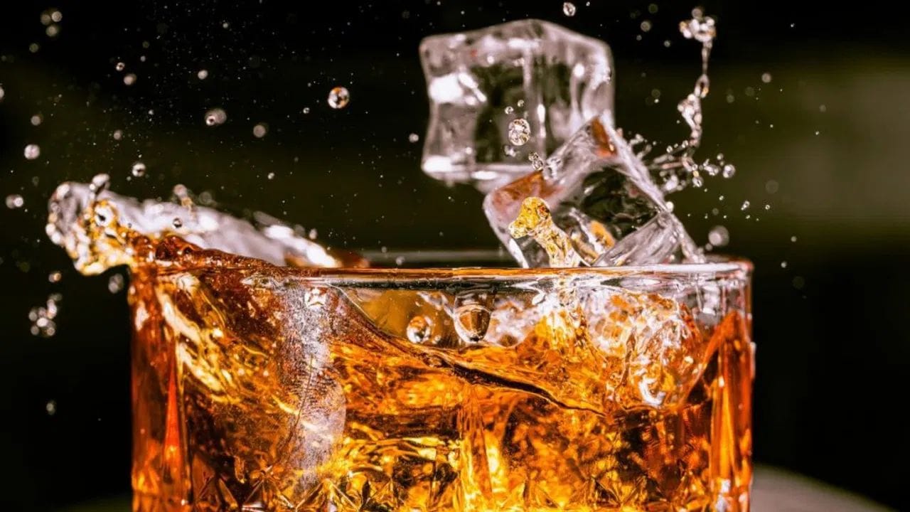 केवळ एका दशकात इंडियन सिंगल मॉल्ट व्हिस्कीने कमालीचे झेप घेतली आहे. ही व्हिस्की 100% माल्टेड बार्ली पासून तयार होतात. तसेच कॉपर पॉट स्टील्समध्ये डिस्टील होतात, तसेच एक्स बर्बन आणि शॅरी कॅस्कमध्ये मुरवली जाते. भारताचे जास्त उष्ण हवामान आणि दिवस आणि रात्रीच्या तापमानातील फरक तसेच डबल डिजिट इव्हापोरेशन त्यांना खरी ओळख देते.या सर्वामुळे या व्हिस्कींची मॅच्युरेशनला टर्बोचार्ज मिळते.चला तर पाहूयात कोणते ते ब्रँड आहेत...