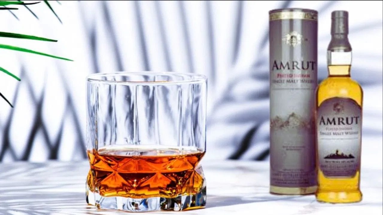 Amrut ने पहिल्या इंडियन सिंगल मॉल्ट्सला जगाच्या नकाशावर मजबूतीने ठेवले. बंगलुरु बेस्ड या डिस्टीलरीची ही व्हिस्की हाय- एल्टीट्युड, ट्रॉपिकल क्लायमॅटमध्ये मुरते. येथे बाष्पीभवन 10 से 12 जास्त असल्याने ही व्हिस्की तिच्या खऱ्या वयापेक्षा अधिक जूनी वाटते. Amrut Peated Cask Strength ला 2025 World Whiskies Awards में Best Indian Single Malt चे अवॉर्ड मिळालेले आहे. यात इंडियन सहा-रॉ बार्ली आणि इम्पोर्टेड पीटेड स्कॉटीश माल्टचा संगम आहे. दोघांनी वेगवेगळे फर्मेंट आणि डिस्टील केले जाते. नंतर एक्स-बर्बन कॅस्कमध्ये मॅच्युर केले जाते आणि फुल नॅचरल स्ट्रेथवर पाणी न मिसळता बॉटलींग केले जाते.