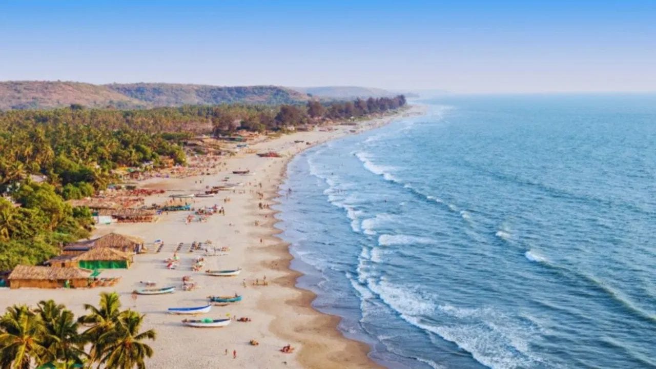 गोवा महाग आहे असे तुम्हाला वाटत असेल तर तसे नाही.ही ट्रीप स्वस्त आणि मस्त वाटेल. येथीस स्वच्छ समुद्र किनारे आणि जेवण तसेच स्कुटर भाड्याने विविध चर्च आणि बिच पहाणे रोमांचकारक वाटेल.