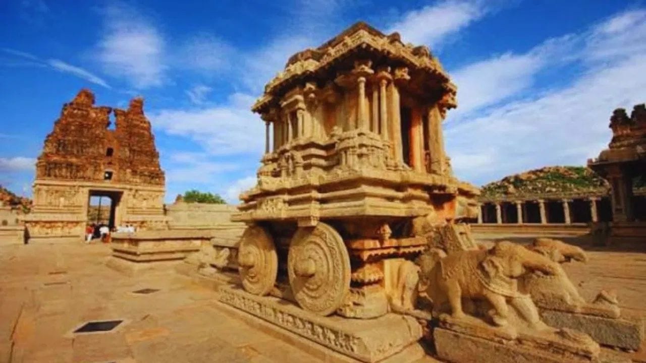 युनेस्को वर्ल्ड हेरिटेज साईट हम्पी ऐतिहासिक स्थळ आहे. ही जागा बॅकपॅकर्स आणि बजेट ट्रॅव्हलर्ससाठी फेव्हरेट जागा आहे. येथील मंदिर, तुंगभद्रा नदी किनाऱ्यावरील बनलेले व्हयू पॉईट्स आणि सायकलिंग टूरची मजा घेऊ शकता.