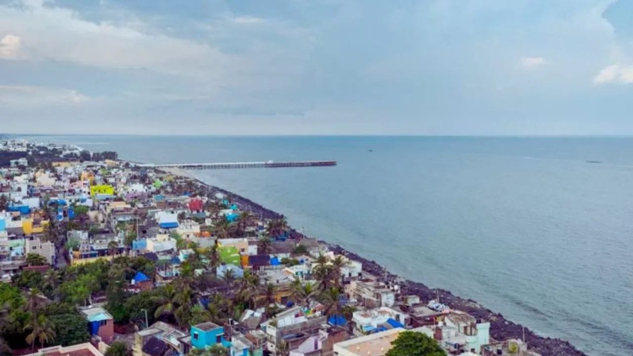 तुम्हाला समुद्र किनाऱ्यावर फिरायचे असेल तर पाँडिचेरी चांगला पर्याय आहे. येथील स्वच्छ बिच, ऑरोविलची आध्यात्मिक वाईब, सायकलिंग ट्रॅक पाहायला मिळतील.येथील फ्रेंचटच कॅफे, कमी दरातील स्वादिष्ठ जेवण, फिरण्यासाठी सायकल किंवा स्कूटर सारखे स्वस्त साधणे तुमची ट्रीप चांगली करतील.