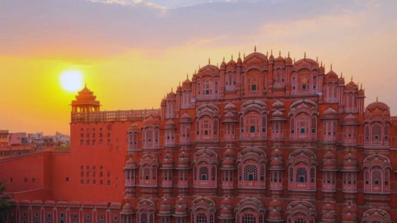 थंडीत जयपूरची पिंक सिटी आणखी सुंदर दिसते. डिसेंबरात येथील तापमान चांगले असते. जयपूरात गेस्ट हाऊस, स्वादिष्ट स्ट्रीट फूड आणि शानदार किल्ले आणि महल पाहण्यासारखे आहेत. हवा महल, आमेर फोर्ट आणि सिटी पॅलेस पहाण्यासारखे आहेत.