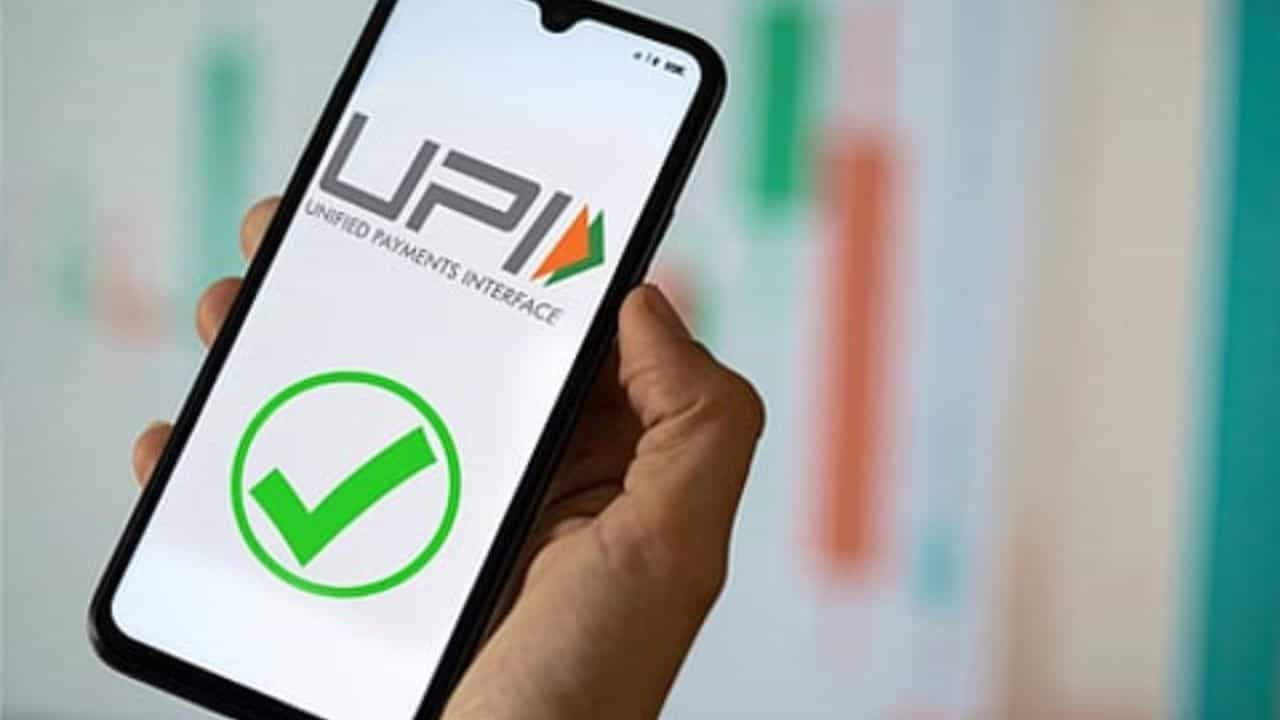 UPI ने कॅशलेस ट्राक्झंशनला सर्वसामान्य माणसांपर्यंत पोहचवले आहे.भाजी खरेदी पासून ते मोठ्या खरेदीपर्यंत सर्व व्यवहार मोबाईलने झटपट होत आहेत. परंतू गेल्या काही काळात युपीआयच्या फ्रॉडच्या घटनाही समोर आल्या आहेत. ज्यात लोकांच्या खात्यातून लाखो रुपये गायब झाले आहेत.