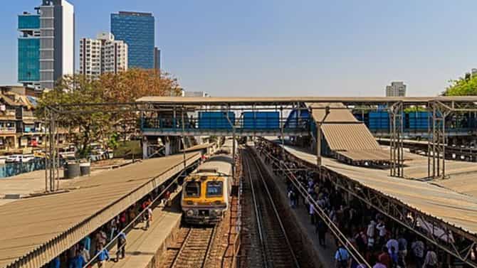 पश्चिम रेल्वेच्या दादर स्थानकात एलिवेटेड डेकची सुविधा, काय आहे योजना ?