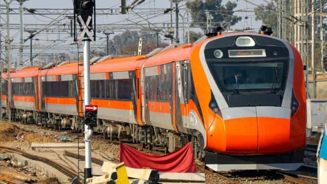 वंदेभारत स्लीपर ट्रेन संदर्भात मोठी अपडेट, संसदेत रेल्वेमंत्र्यांनी दिली माहिती, सुविधा आणि सुरक्षेवर खास फोकस