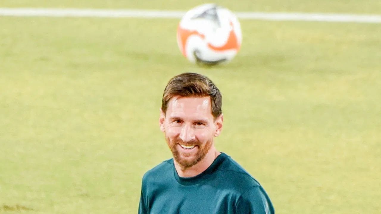 अर्जेंटीना स्टार फुटबॉलर लियोनल मेस्सी 'GOAT इंडिया टूर 2025'अंतर्गत तीन दिवसांच्या भारत दौऱ्यावर आहे. त्याच्या दौऱ्याची सुरुवात कोलकाता येथून झाली. त्यानंतर तो हैदराबादला पोहचला. आणि दौऱ्याचा दुसऱ्या दिवशी तो मुंबईत आला. यावेळी ऐतिहासिक वानखेडे स्टेडियमवर एका खास समारंभाचे आयोजन केले होते. त्यात मेस्सीला भेटायला दिग्गज खेळाडू आणि बॉलीवूडचे तारेही जमले होते. (PHOTO CREDIT- PTI)