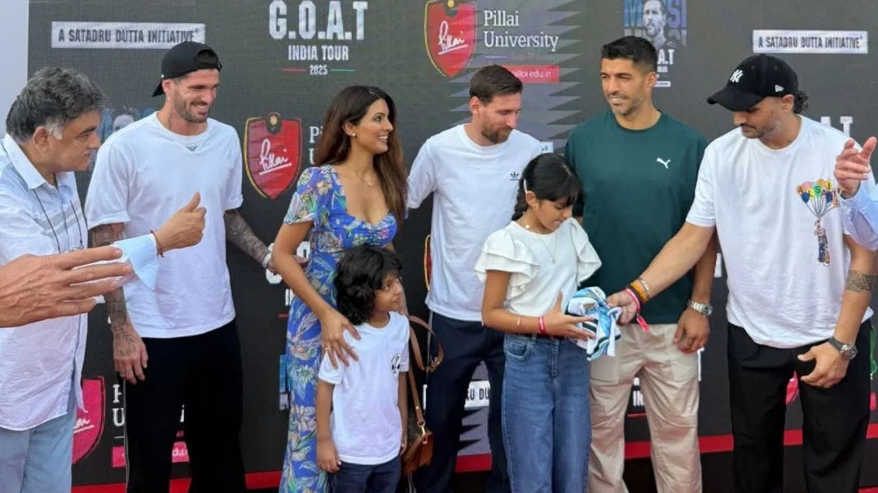 भारताचा माजी गोलंदाज हरभजन सिंह याने देखील लियोनल मेस्सी याची भेट घेतली. त्याची पत्नी मॉडेल गीता बसरा देखील या सोहळ्यात हजर होती. हरभजन याने लियोनल मेस्सी सोबतचे काही फोटोही सोशल मीडियावर शेअर केले. हरभजनला लियोनल मेस्सी याने त्याची सही असलेली जर्सी भेट दिली. (PHOTO CREDIT- Instagram)