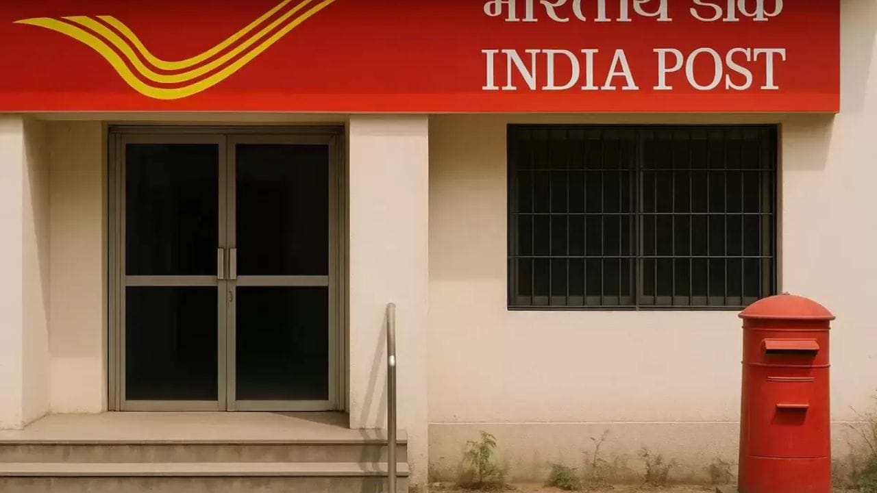  किती करावी लागते गुंतवणूक ?: पोस्टाच्या या मासिक उत्पन्न योजनेत (MIS) तुम्हाला  केवळ 1000 रुपयांनी देखील अकाऊंट उघडता येते. सिंगल अकाऊंटमध्ये कमाल 9 लाखापर्यंत गुंतवणूकीची मर्यादा आहे. तर जॉईंट अकाऊंटमध्ये ही मर्यादा 15 लाख रुपयांपर्यंत आहे. जॉईंट अकाऊंटमध्ये जास्तीत जास्त 3 लोक सामील होऊ शकतात. 