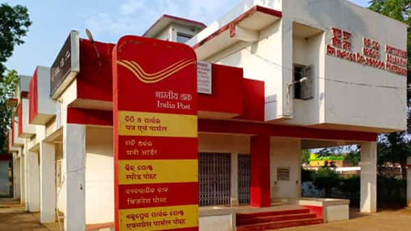 पोस्ट ऑफीसच्या मासिक उत्पन्न योजनेत (MIS) तुम्हाला वारंवार पैसे टाकण्याची गरज लागत नाही. फक्त एकदाच गुंतवणूक कराताच मासिक कमाई सुरु होते. पोस्ट ऑफीसच्या या योजनेत 7.4 टक्के वार्षिक व्याज मिळत असते. जे थेट तुमच्या अकाऊंटमध्ये ट्रान्सफर होते. हे पेसे तुम्ही तुमच्या अकाऊंटमध्ये ठेवू शकता. आणि गरज पडल्यानंतर कधीही काढू शकता.