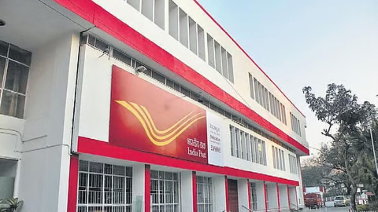 मॅच्युरिटीवर काय फायदा ?: MIS योजना 5 वर्षात मॅच्युअर होते. मॅच्युरिटीच्या वेळी तुमची जमा पूर्ण रक्कम बँक अकाऊंटमध्ये ट्रान्सफर केली जाते. म्हणजे दर महिन्याला व्याज तर मिळेलच शिवाय तुमची मूळ गुंतवणूकही संपूर्णपणे सुरक्षित राहिल. 