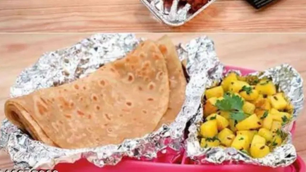ॲल्युमिनियम फॉईलमध्ये चपाती बांधताय?, डॉक्टरांनी केले सावध, पाहा काय म्हणाले ॲल्युमिनियम फॉईलमध्ये चपाती बांधताय?, डॉक्टरांनी केले सावध, पाहा काय म्हणाले