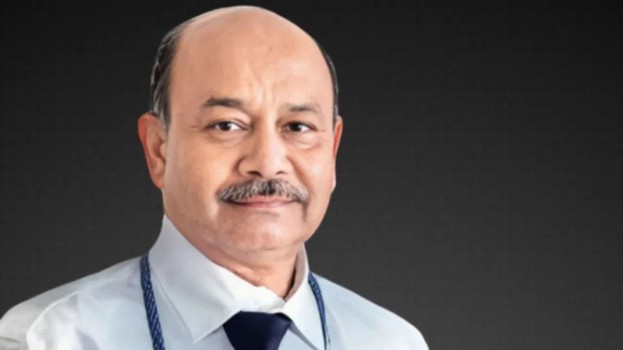 बिकानेरच्या मारवाडी कुटुंबात जन्मलेल्या दमानी यांनी कॉलेजचे शिक्षण अर्धवट सोडून कुटुंबाची जबाबदारी सांभाळली. त्यांच्या वडीलांच्या निधनानंतर त्यांनी शेअर बाजारात ट्रेंडींग सुरु केले. हा प्रवास सोपा नव्हता. 