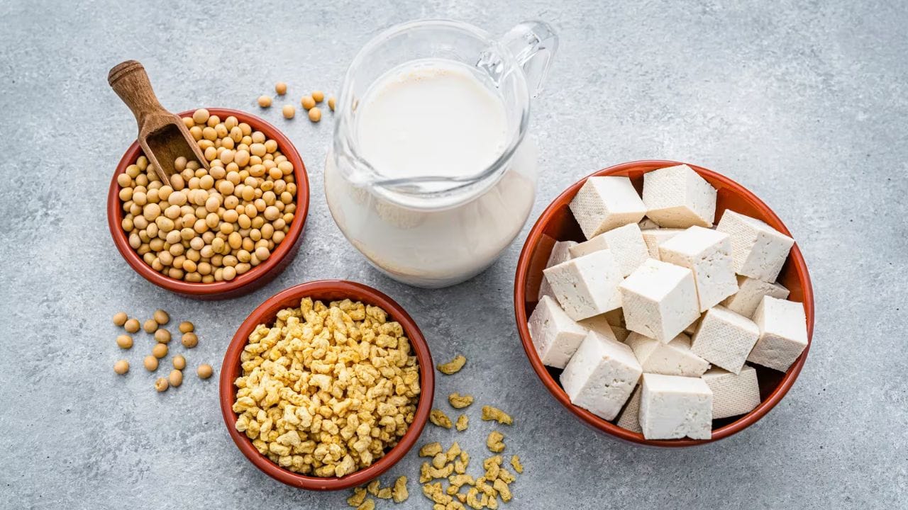 सोया आणि सोया प्रोडक्ट्स - पनीर आणि दूधाशिवाय देखील शरीराला कॅल्शियम मिळू शकते. केवळ तुमच्या डाएटमध्ये सोयाबिन, टोफू आणि सोया मिल्कचा समावेश करा. सोयाबिन देखील कॅल्शियममध्ये खूप असते. १०० ग्रॅम टोफूत सुमारे ३५० ग्रॅम कॅल्शियम असते. हे खास करुन त्या लोकांसाठी चांगले असते जे दूध पिऊ इच्छीत नाहीत वा लॅक्टोज इंटॉलरेंट आहेत. 