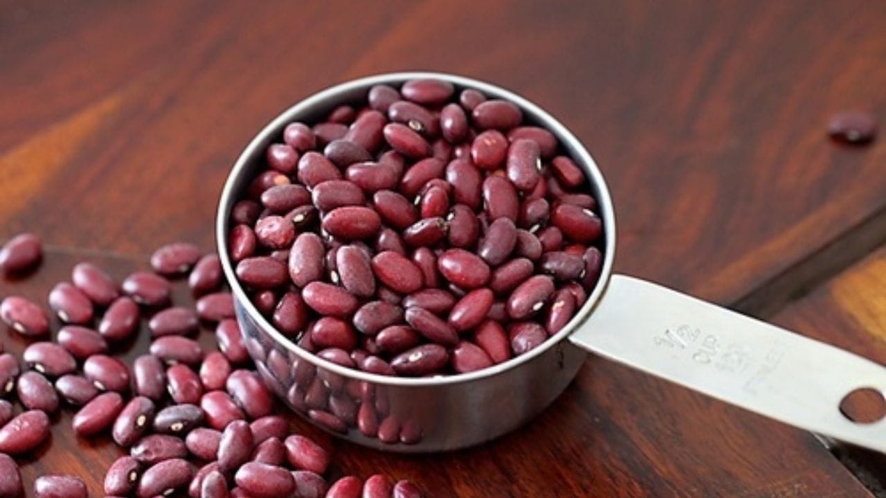 राजमा आणि चणे - अनेक लोकांना माहिती नाही राजमा आणि चण्यात देखील कॅल्शियम अधिक असते. १ कप उकडलेल्या चण्यात ८० ते १०० ग्रॅम कॅल्शियम मिळते. तसेच हे प्रोटीन, फायबर आणि आयर्न देखील देते. सर्दीत चणे - राजमा गरमागरम डीश हाडांसाठी वरदानाहून कमी नाहीत. 