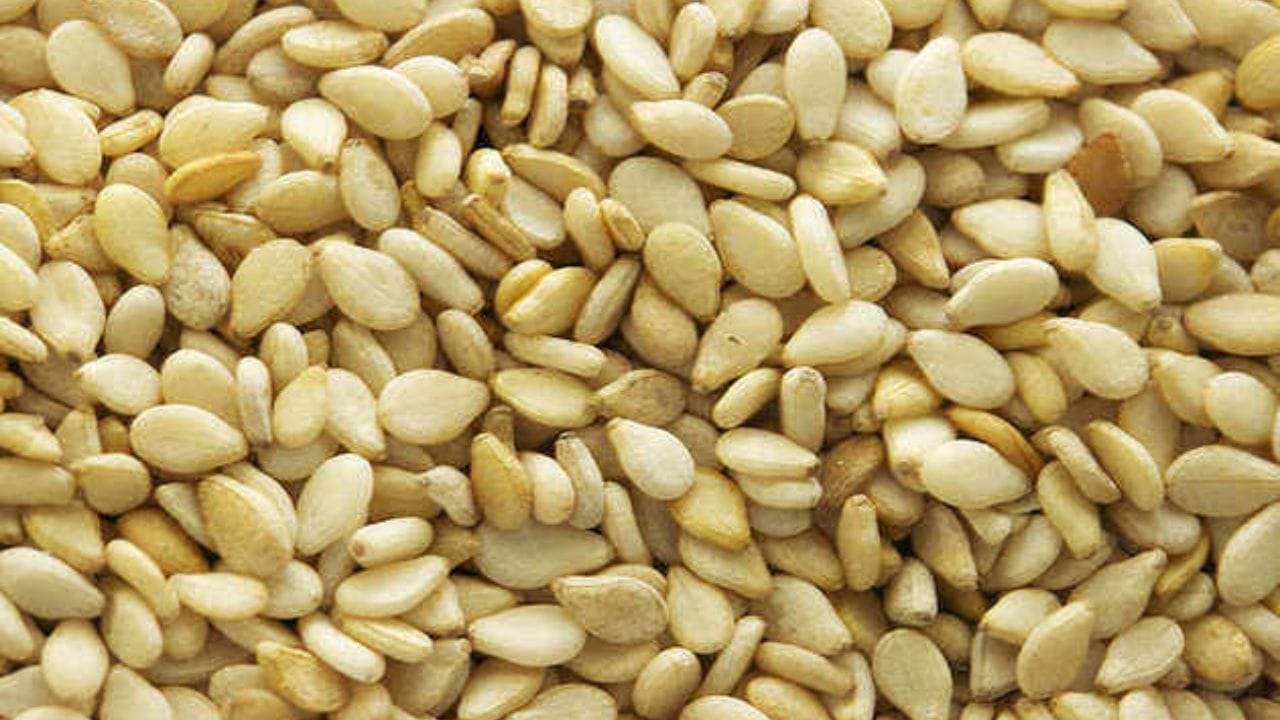 तीळ - तिळाला थंडीत सूपरफूड मानले जाते, तिळात सहा पट जास्त कॅल्शियम आढळते. १०० ग्रॅम तिळात सुमारे ९७५ ग्रॅम कॅल्शियम आढळते. तुम्ही तिळाचे लाडू, चटणी, सलाडमध्ये मिक्स करुन खाऊ शकता. थंडीत नियमित सेवन केल्याने हाडे मजबूत होतात. तिळ दिसायला जरी छोटे असले तरी यांना कॅल्शियमचा सुपरफूड म्हटले जाते. 