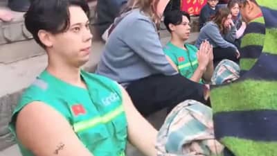 Varanasi : जपानी पर्यटक माफी मागत राहिले तरी..तरी स्थानिकांनी दिली हीनदर्जाची वागणूक, धक्कदायक व्हिडीओ