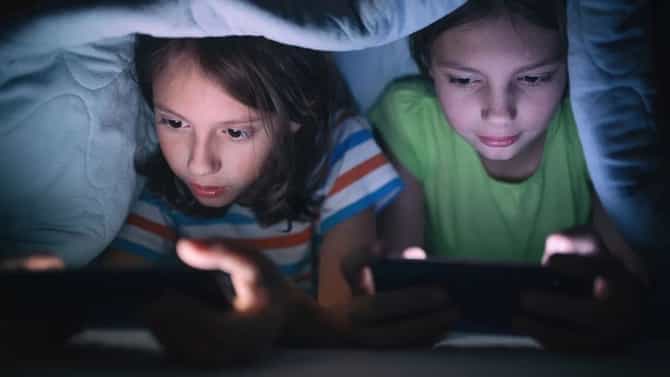 मुलांना मोबाईलच्या व्यसनापासून मुक्त करण्यासाठी काय करावे?
