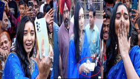 तान्या मित्तल दर्शनासाठी सिद्धिविनायक मंदिरात; वाटली थेट चांदीची नाणी.