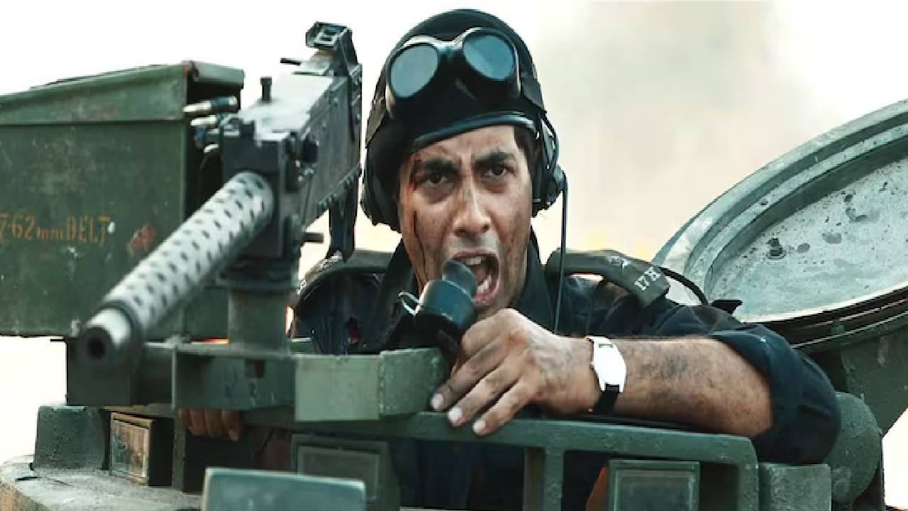 या चित्रपटातून अमिताभ बच्चन यांचा नातू अगस्त्य नंदा मोठ्या पडद्यावर पदार्पण करत आहे. 'इक्कीस'मधील मुख्य भूमिकेसाठी त्याला फक्त 70 लाख रुपये मानधन मिळालं आहे. अगस्त्यने याआधी 'द आर्चीस'मध्येही काम केलं होतं. हा चित्रपट नेटफ्लिक्स या ओटीटी प्लॅटफॉर्मवर प्रदर्शित झाला होता.