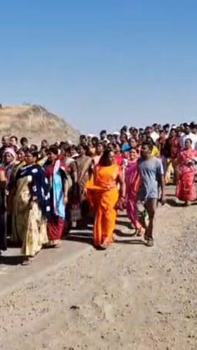 बिबट्याच्या हल्ल्याने संतप्त ग्रामस्थांचा रास्ता रोको.