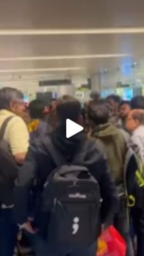 जायचं होतं पुण्याला इंडिगोच्या विमानानं प्रवाशांना सोडलं हैदराबादला.