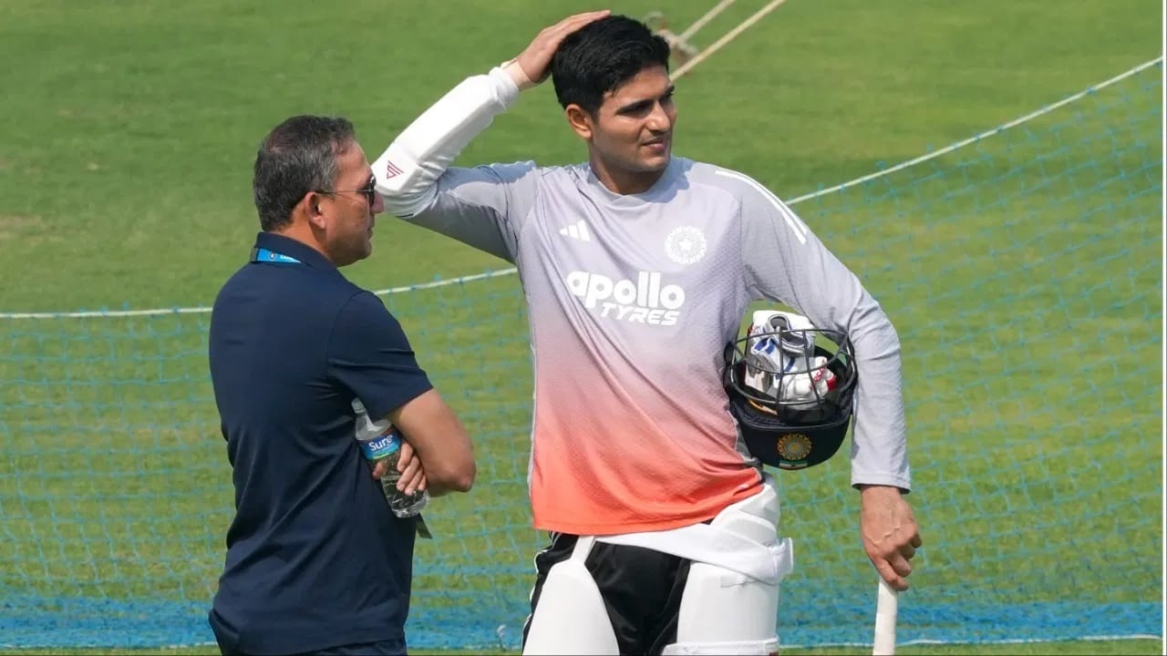 शुबमनला दक्षिण आफ्रिकेविरुद्धच्या पहिल्या कसोटी सामन्यादरम्यान बॅटिंग करताना मानेला दुखापत झाली होती. शुबमनला त्यामुळे उर्वरित कसोटी मालिकेतून बाहेर व्हावं लागलं होतं. तसचे शुबमनला एकदिवसीय मालिकेला मुकावं लागलं. शुबमनने दुखापतीनंतर रिहॅब पूर्ण केलं आहे. आता शुबमन कमबॅक करण्यासाठी सज्ज झाला आहे. (Photo Credit: PTI)