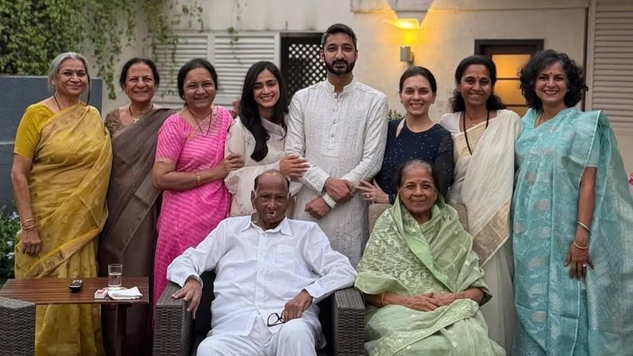 मात्र, आता जय पवारांच्या लग्नाला मात्र अजित पवार गटाने अतिशय मर्यादित आणि खाजगी स्वरूप दिले आहे. या लग्नामुळे महाराष्ट्राच्या राजकारणातही चर्चांना उधाण आले आहे. कारण एकाच कुटुंबातील दोन लग्नसोहळ्यांमध्ये एवढा मोठा फरक पहिल्यांदाच दिसत आहे.