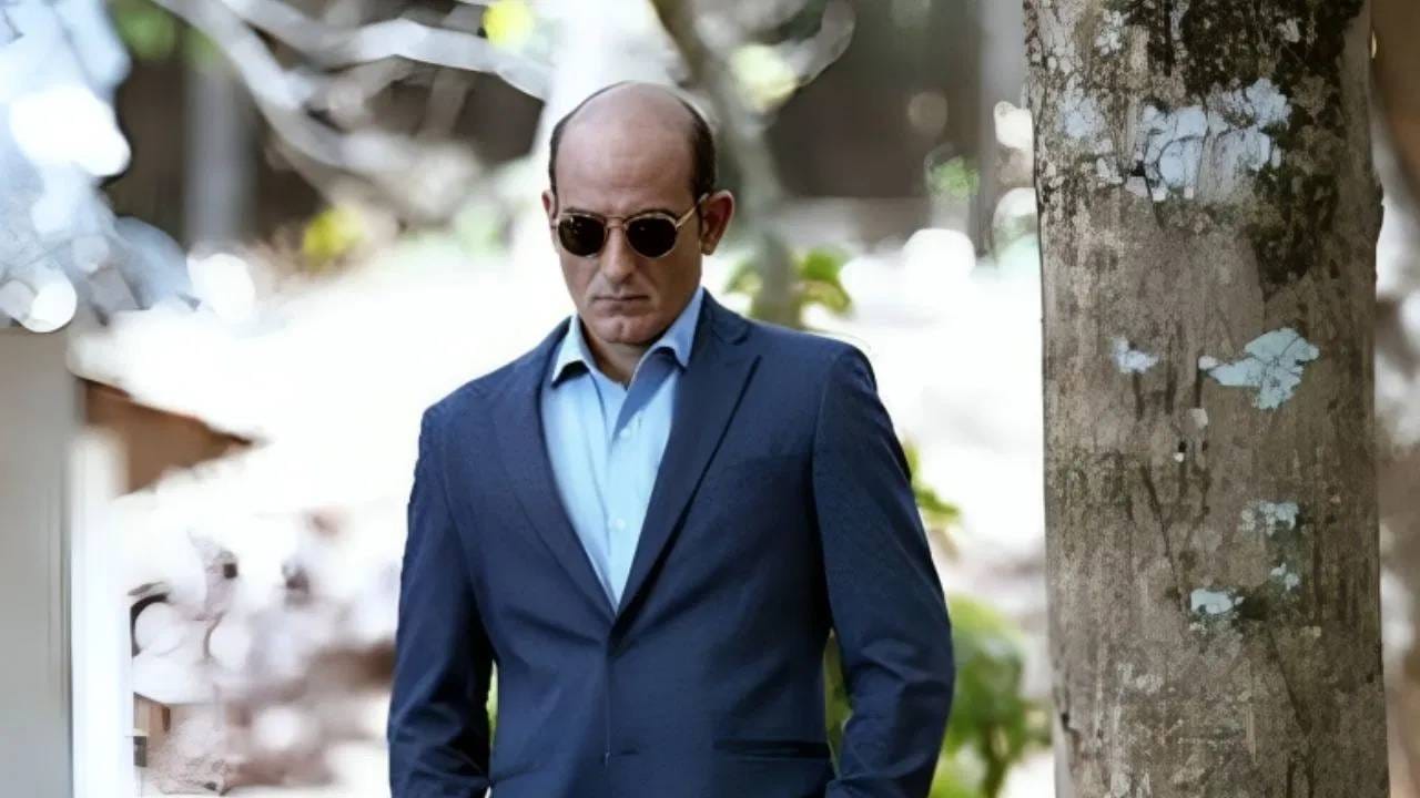 अक्षय खन्ना सोशल मीडियापासून नेहमी लांब असतो. अक्षय खूप खासगी व्यक्ती आहे. स्वत:च्या विश्वात राहणं त्याला आवडतं. त्याचे वडिल विनोद खन्नांबद्दल सगळ्यांना माहित आहे. पण आज आम्ही तुम्हाला अक्षयचा भाऊ राहुल खन्ना बद्दल सांगणार आहोत.