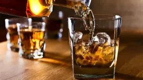 सावध राहा! तरुणांमध्ये वाढतेय या प्रकारच्या दारूची क्रेझ, पेगवर पेग...